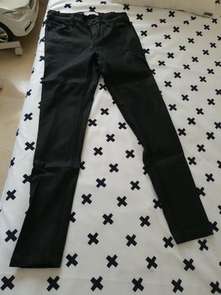 Pantalon encerado negro Mango de segunda mano por 5 EUR en Molina de Segura  en WALLAPOP
