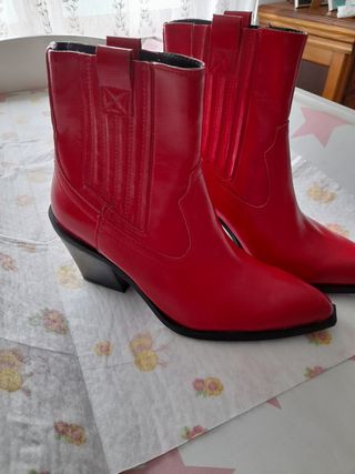 Botines camperos rojos de segunda mano por 10 EUR en Ferrol en WALLAPOP