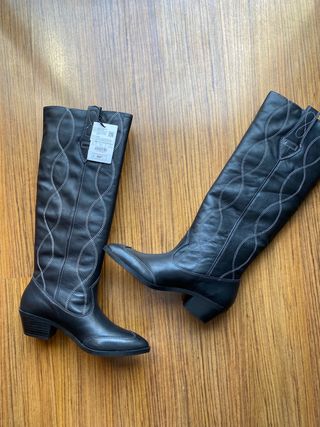 Botas altas piel cowboy Bershka talla 35 de segunda mano por 36 EUR en  Aguadulce en WALLAPOP