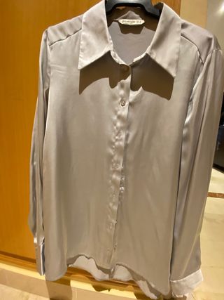 Camisa gris satinada, Stradivarius sin estrenar de segunda mano por 8 EUR  en Marbella en WALLAPOP