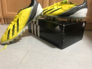 Oferta Botas de Fútbol Adidas con taco de segunda mano por 30 EUR en San  Martín de la Vega en WALLAPOP