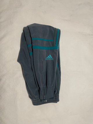 Pantalón de chándal Adidas Challenger de segunda mano por 45 EUR en  Paracuellos de Jarama en WALLAPOP