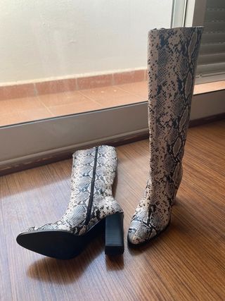 Botas altas estampado serpiente Mango talla 36 de segunda mano por 29 EUR  en Aguadulce en WALLAPOP