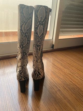 Botas altas estampado serpiente Mango talla 36 de segunda mano por 29 EUR  en Aguadulce en WALLAPOP
