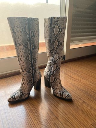 Botas altas estampado serpiente Mango talla 36 de segunda mano por 29 EUR  en Aguadulce en WALLAPOP