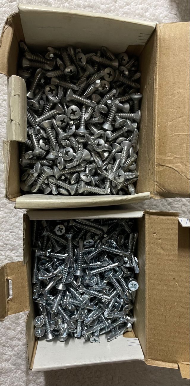 LOTE DE TORNILLOS Y TACOS DE PLÁSTICO