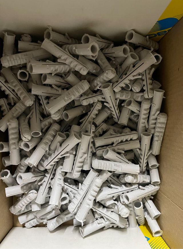 LOTE DE TORNILLOS Y TACOS DE PLÁSTICO