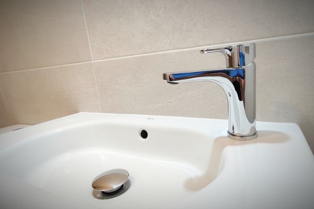 Lavabo suspendido Roca con sifón y válvula.