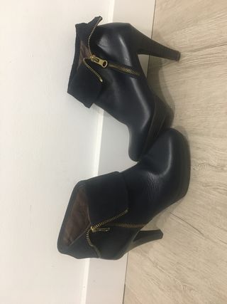 Botines azul marino marca Strover piel a estrenar de segunda mano por 26  EUR en Madrid en WALLAPOP