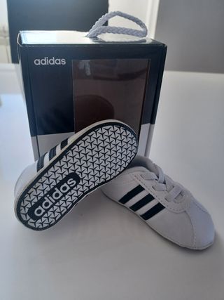 Zapatillas sin suela adidas número 18. de segunda mano por 12 EUR en  Puertollano en WALLAPOP
