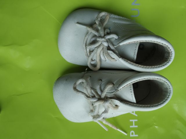 Botitas blancas de piel de Bebé
