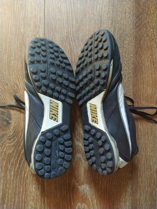 Botas multitacos NIKE TIEMPO de segunda mano por 23 EUR en Palma de  Mallorca en WALLAPOP