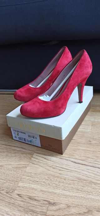 Zapatos Rojos Gloria Ortiz de segunda mano por 29 EUR en Paracuellos de  Jarama en WALLAPOP