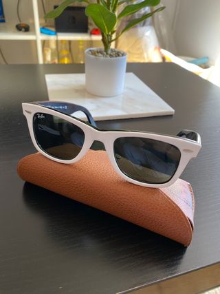 Gafas Ray ban wayfarer blancas de segunda mano por 100 EUR en Barcelona en  WALLAPOP