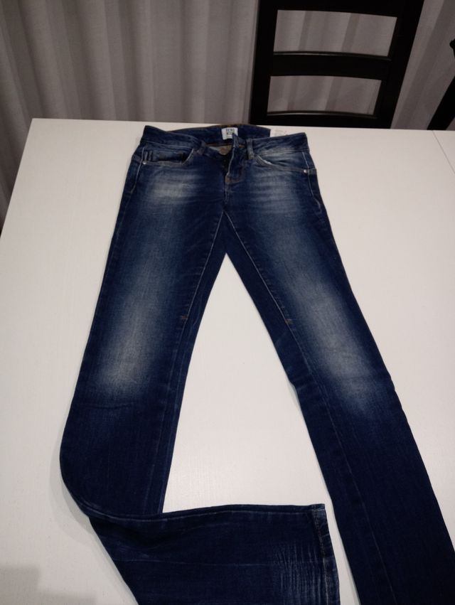 Pantalon vaquero Vero Moda. Talla 25