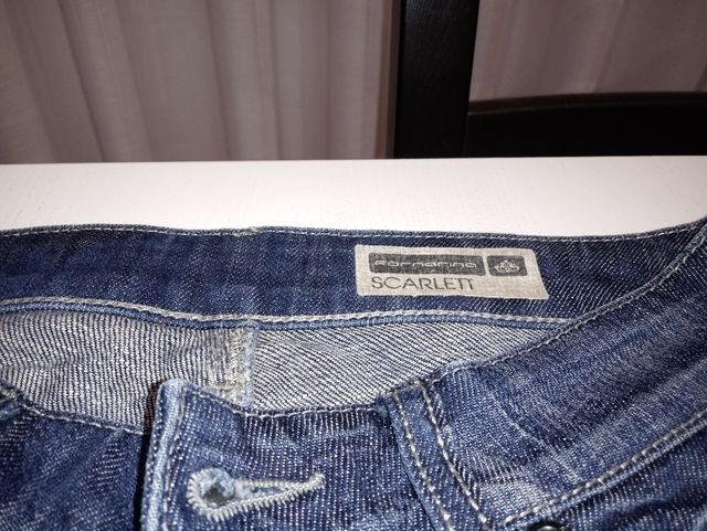 Pantalon vaquero. Marca Fornarina. Talla 25