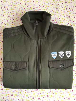 Chaqueta acolchada Adidas de segunda mano por 40 EUR en El Palmar en  WALLAPOP