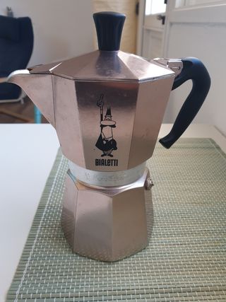 Cafetera Bialetti para vitrocerámica de segunda mano por 15 EUR en Poligono  Industrial El Mayorazgo en WALLAPOP