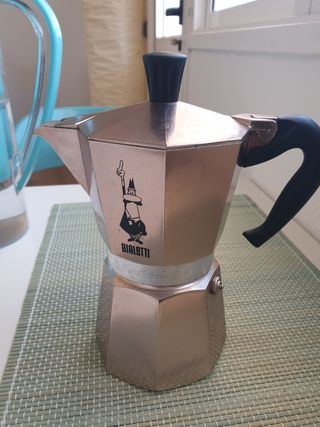 Cafetera Bialetti para vitrocerámica de segunda mano por 15 EUR en Poligono  Industrial El Mayorazgo en WALLAPOP