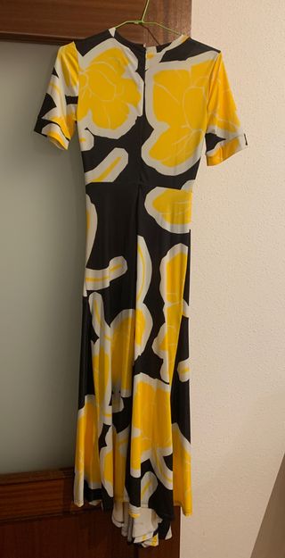 Vestido estampado amarillo negro y blanco de Sfera de segunda mano por 20  EUR en Aranjuez en WALLAPOP