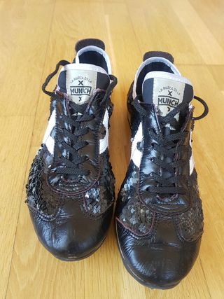 Zapatillas negras y blancas con lentejuelas MUNICH de segunda mano por 20  EUR en Barcelona en WALLAPOP