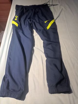 Pantalón chándal Tottenham oficial de segunda mano por 20 EUR en  Torrelodones en WALLAPOP