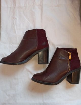 Botines Stradivarius granate tacón ancho N°37 de segunda mano por 3 EUR en  Salamanca en WALLAPOP