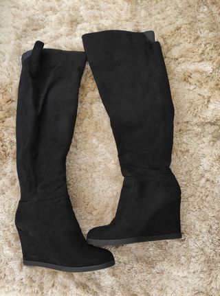 Botas altas con cuña de segunda mano por 40 EUR en Marbella en WALLAPOP