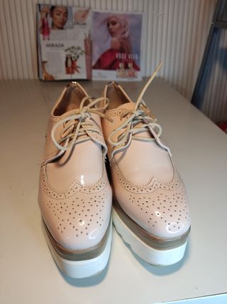 Zapatos plataforma charol de segunda mano por 2 EUR en Madrid en WALLAPOP
