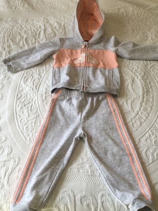 Chándal bebé de Adidas gris y rosa. 12-18 meses de segunda mano por 15 EUR  en Madrid en WALLAPOP