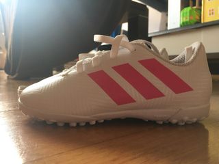 Zapatillas Adidas rosas nuevas a estrenar de segunda mano por 18 EUR en  Cizur Menor en WALLAPOP