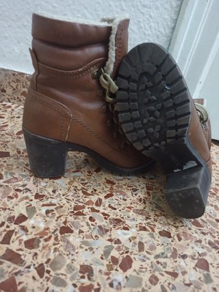 Botines calentitos de segunda mano por 7 EUR en Castello\\/Castellon de La  Plana en WALLAPOP
