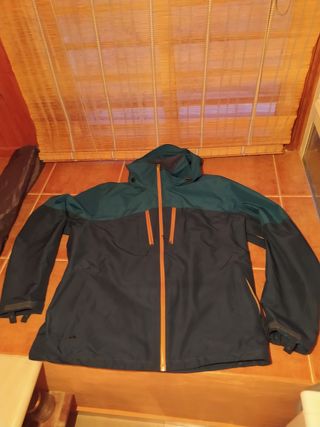 Chaqueta CORTAVIENTOS QUECHUA!3XL de segunda mano por 20 EUR en Pamplona en  WALLAPOP