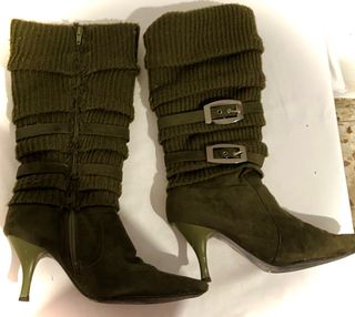 Botas verdes altas con tacón talla 36 de segunda mano por 10 EUR en Madrid  en WALLAPOP