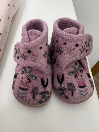 Zapatillas de estar por casa bebé. Talla 19 de segunda mano por 3 EUR en  Torrent en WALLAPOP