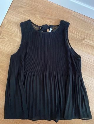 Blusa plisada negra Zara de segunda mano por 10 EUR en Madrid en WALLAPOP
