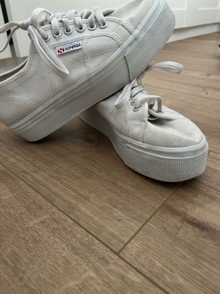 Superga blancas plataforma de segunda mano por 10 EUR en Playa Puebla de  Farnals en WALLAPOP