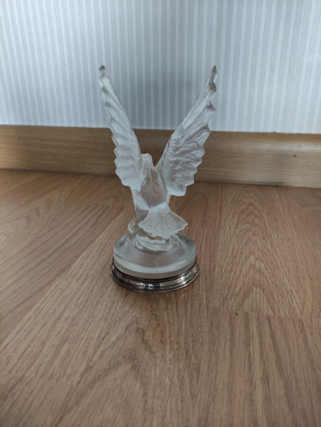 figura águila de cristal.