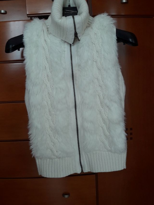 chaleco  color hueso con pelo.