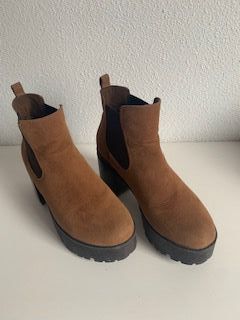 Botines marrones con plataforma Pull and Bear de segunda mano por 10 EUR en  Cruz de Gracia en WALLAPOP