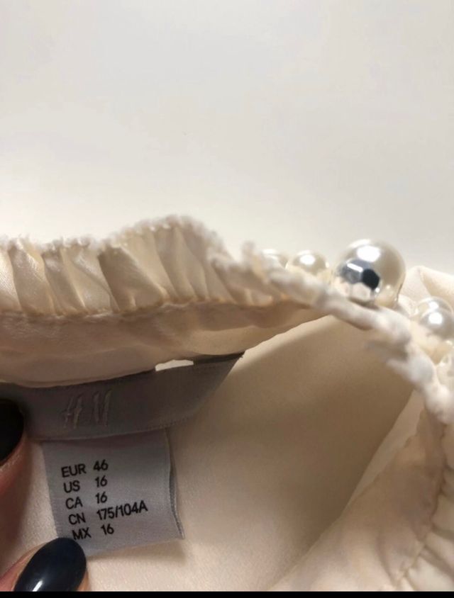 Blusa con perlas en el cuello