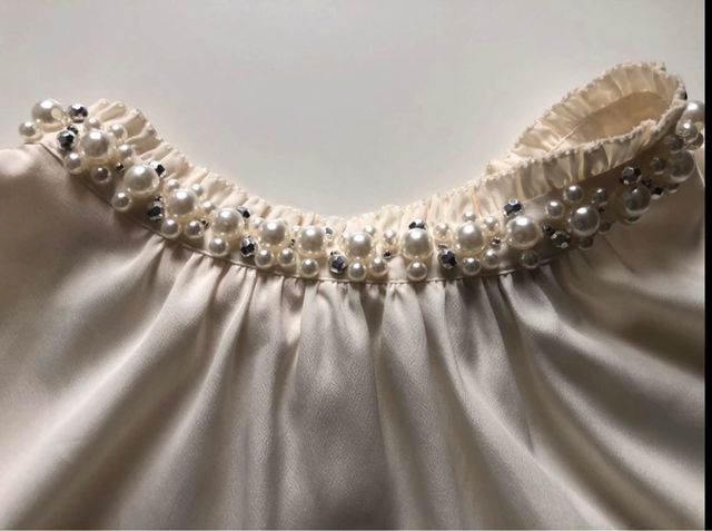 Blusa con perlas en el cuello