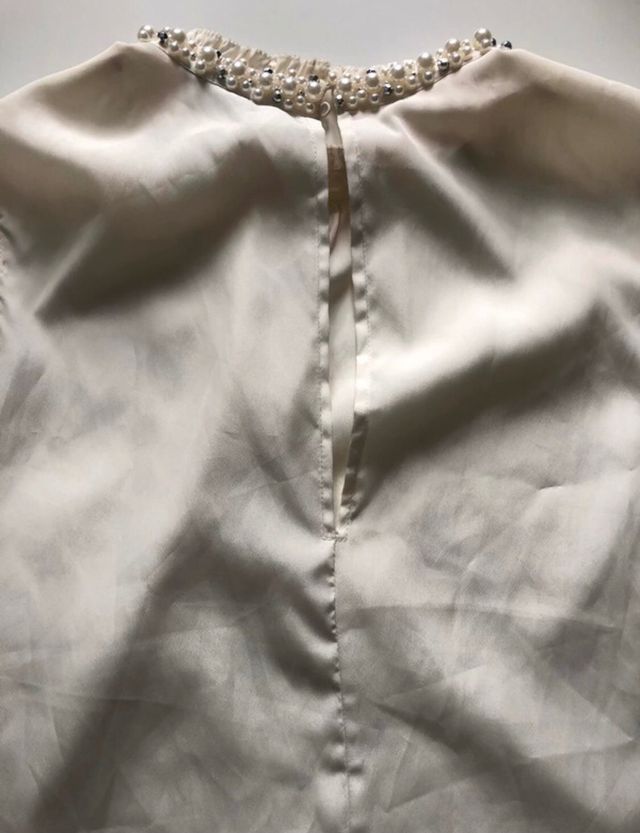 Blusa con perlas en el cuello