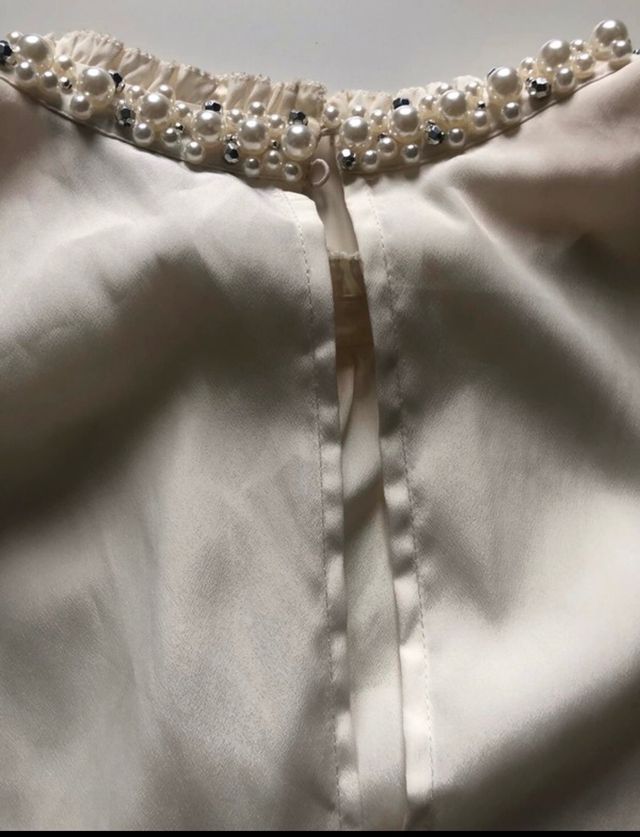 Blusa con perlas en el cuello