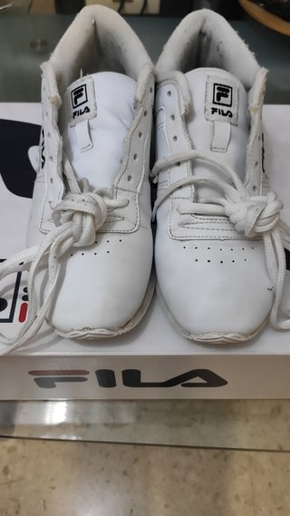 Zapatillas Fila clásicas T37 de segunda mano por 20 EUR en Mairena del  Aljarafe en WALLAPOP