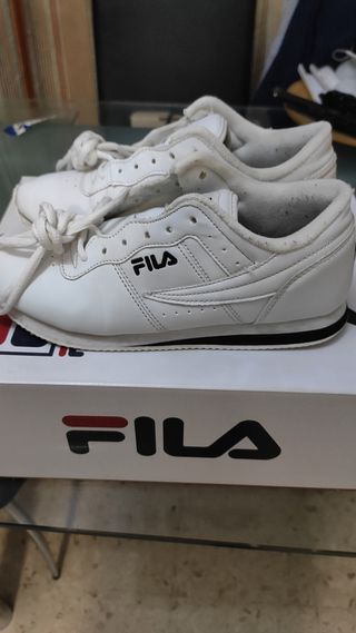 Zapatillas Fila clásicas T37 de segunda mano por 20 EUR en Mairena del  Aljarafe en WALLAPOP