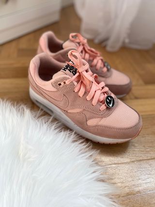 Zapatillas NIKE ( smile) rosa de terciopelo de segunda mano por 50 EUR en  Torrejón de Ardoz en WALLAPOP