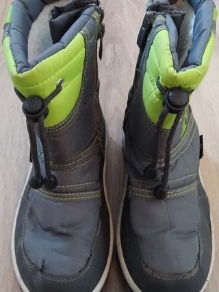 Botas nieve niños. Talla 35 de segunda mano por 6 EUR en Sanlúcar la Mayor  en WALLAPOP
