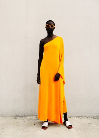 VESTIDO CAPA ASIMÉTRICO ZARA (Talla L) de segunda mano por 65 EUR en Madrid  en WALLAPOP