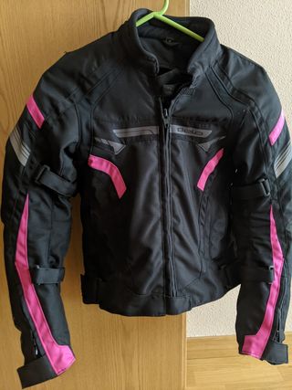 Chaqueta moto chica de segunda mano por 70 EUR en Vitoria-Gasteiz en  WALLAPOP